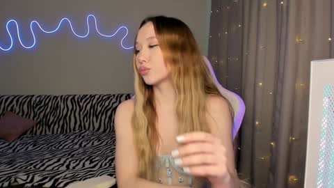 Snapshot of neyrmina chatting on December 29, 10:23 am Mina online show from December 29, 10:23 am