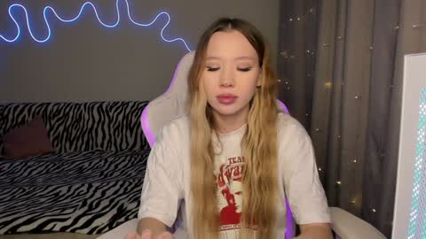 Snapshot of neyrmina chatting on December 24, 1:50 pm Mina online show from December 24, 1:50 pm