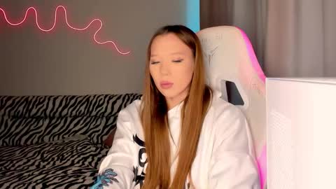 Snapshot of neyrmina chatting on September 10, 1:33 pm Mina online show from September 10, 1:33 pm