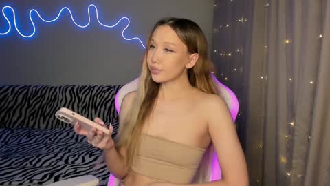 Snapshot of neyrmina chatting on December 13, 1:22 pm Mina online show from December 13, 1:22 pm