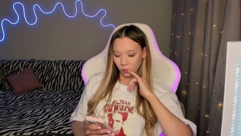 Snapshot of neyrmina chatting on December 17, 2:55 pm Mina online show from December 17, 2:55 pm