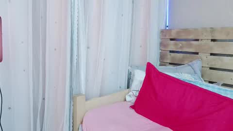 Snapshot of nicky_oli chatting on February 21, 1:22 pm nicky_oli online show from February 21, 1:22 pm