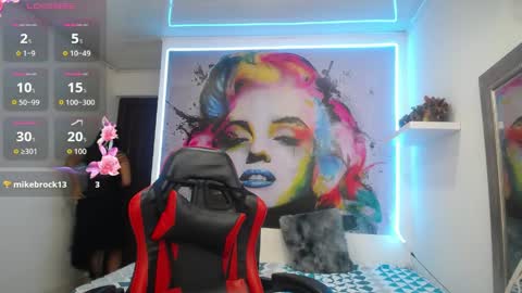 nicol_ross19 online show from April 15, 7:03 pm