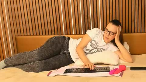 Nicole AKG online show from September 19, 7:18 am