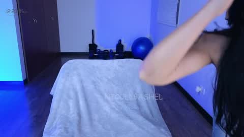 Nicoll  Independent model online show from April 7, 5:20 am