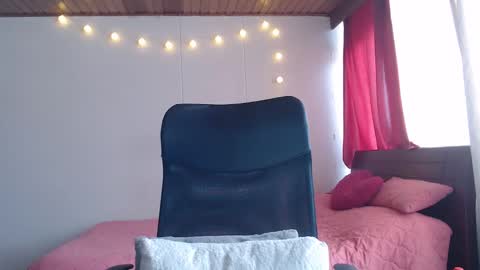 Niina Jones online show from December 22, 3:11 pm