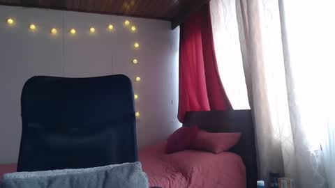 Niina Jones online show from December 6, 3:22 pm