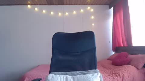 Niina Jones online show from January 10, 3:27 pm