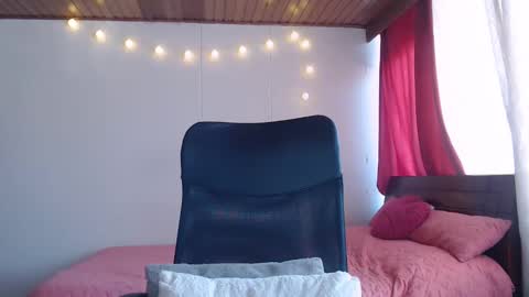 Niina Jones online show from December 12, 2:44 pm