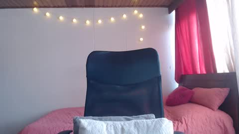 Niina Jones online show from December 21, 3:31 pm