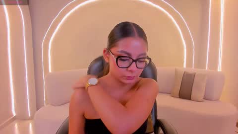 Snapshot of ninablumm chatting on October 16, 3:53 am Nina online show from October 16, 3:53 am