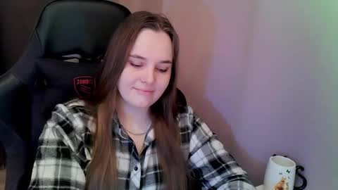 noir_ember_ online show from November 21, 1:57 pm