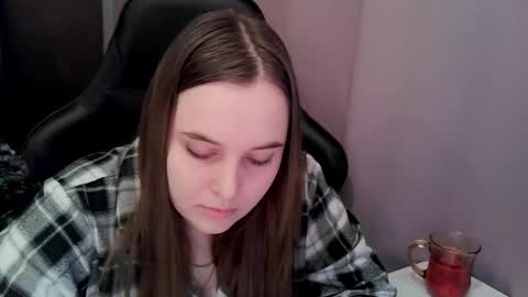 noir_ember_ online show from February 9, 7:54 am