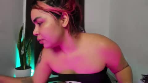 Nia online show from December 4, 11:38 pm