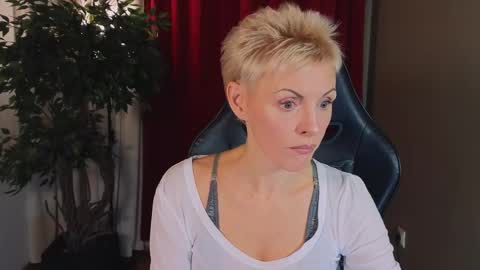 nymphvariety online show from November 13, 5:39 am