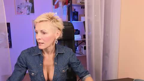 nymphvariety online show from October 7, 5:23 am