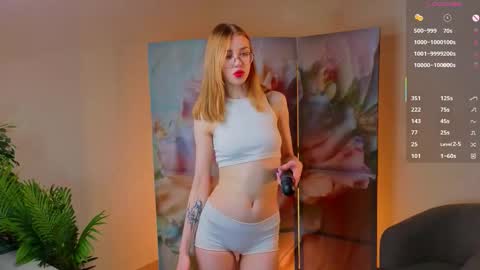 Lynna online show from December 19, 11:13 am