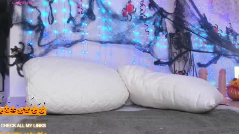 ohyesly_ online show from October 4, 1:06 pm