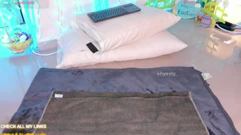 ohyesly_ online show from April 6, 10:16 am