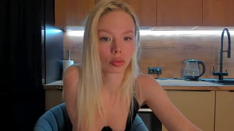 Olivia 3 online show from April 26, 9:01 pm