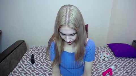 Snapshot of olivia_graceee chatting on March 4, 8:35 am olivia_graceee online show from March 4, 8:35 am