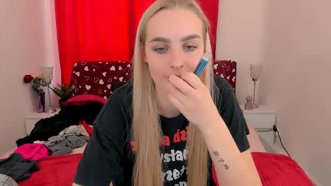 Snapshot of oliviahappy chatting on December 2, 12:39 pm oliviaBeauty online show from December 2, 12:39 pm