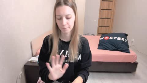 OliviaLukas  online show from December 18, 5:42 pm