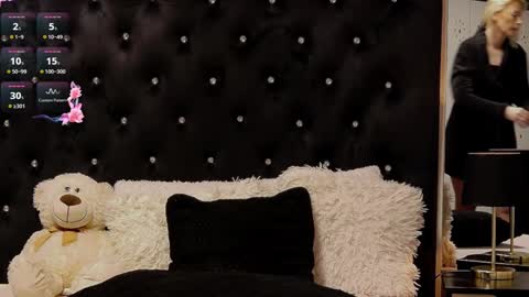 Snapshot of oliviashaw23 chatting on January 14, 10:12 pm Olivia online show from January 14, 10:12 pm