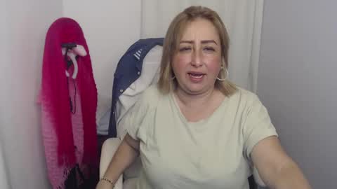 Snapshot of paiperhalliwey chatting on January 11, 12:01 am paiperhalliwey online show from January 11, 12:01 am