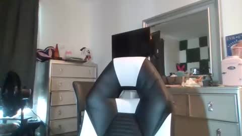 parisbaby2000 online show from January 9, 4:11 pm