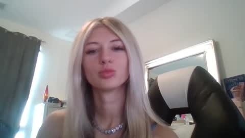 parisbaby2000 online show from February 11, 3:35 pm