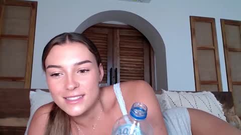Snapshot of parisbabyxox chatting on December 18, 1:15 am ParisBabyxox online show from December 18, 1:15 am