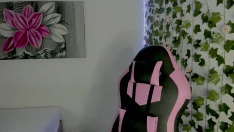 Snapshot of pau_delima__ chatting on December 17, 10:00 pm paulina online show from December 17, 10:00 pm
