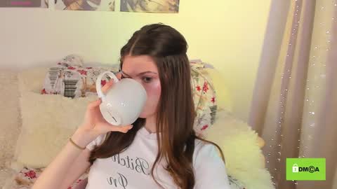 Snapshot of peach_mila chatting on January 31, 2:39 pm your love online show from January 31, 2:39 pm
