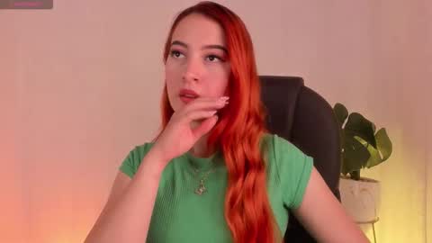 Snapshot of pear__moon chatting on October 2, 11:43 pm LILLY online show from October 2, 11:43 pm