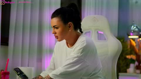 Dee online show from March 23, 2:34 pm