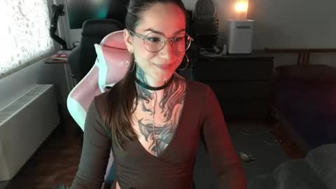 petal_dust_ online show from April 23, 2:52 pm