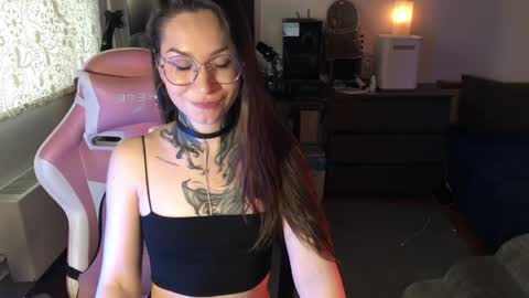 petal_dust_ online show from April 24, 2:53 pm