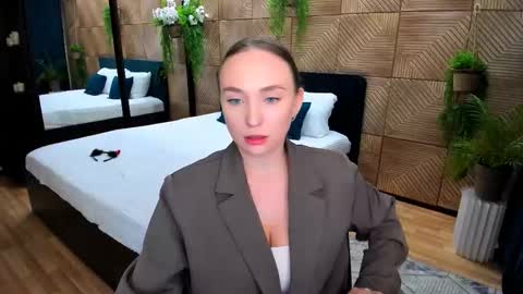 Emelie online show from September 19, 7:57 pm