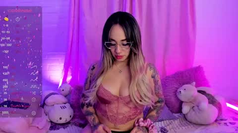 Snapshot of pink_quarz chatting on December 20, 11:37 pm KELLY online show from December 20, 11:37 pm