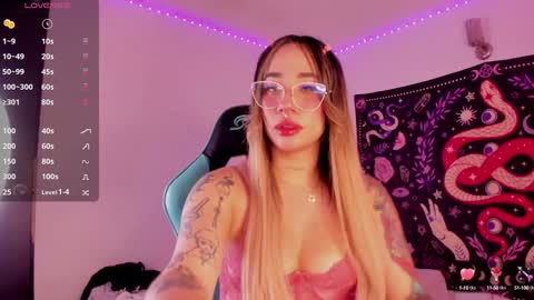 Snapshot of pink_quarz chatting on December 29, 8:37 pm KELLY online show from December 29, 8:37 pm