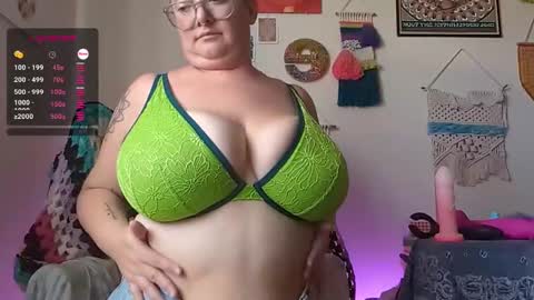 Snapshot of pisces_princess_ chatting on December 10, 9:22 pm Em online show from December 10, 9:22 pm