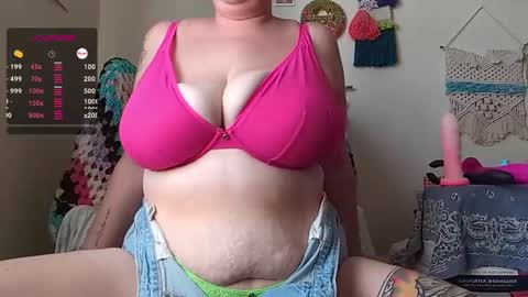 Snapshot of pisces_princess_ chatting on December 15, 9:42 pm Em online show from December 15, 9:42 pm