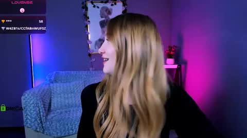 Snapshot of playful_sophie chatting on October 6, 9:52 pm Sophie online show from October 6, 9:52 pm