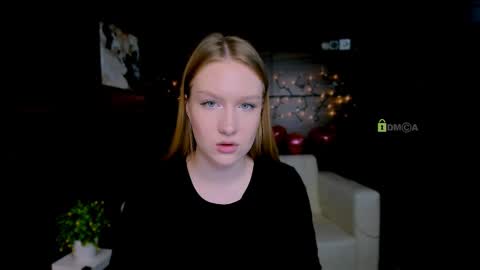 Snapshot of playful_sophie chatting on March 7, 10:24 am Sophie online show from March 7, 10:24 am