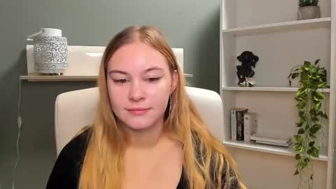 Snapshot of playgirl_valeria chatting on December 21, 7:35 am Valeria online show from December 21, 7:35 am