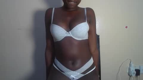 pretty_lucie online show from April 7, 12:56 am