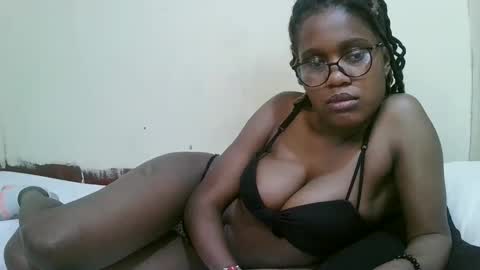 Snapshot of pretty_mellan chatting on February 15, 9:39 pm pretty_mellan online show from February 15, 9:39 pm