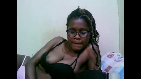 Snapshot of pretty_mellan chatting on March 1, 7:08 am pretty_mellan online show from March 1, 7:08 am