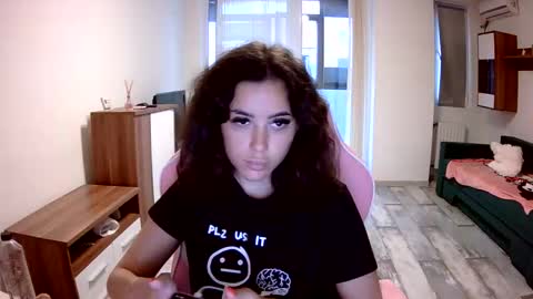 prettyjulliette online show from September 17, 4:05 pm